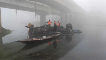 ব্রীজের রেলিং ভেঙে নদীতে ট্রাক, নিহত ২