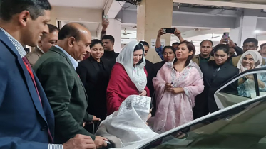 বৃদ্ধা মাকে ভোটকেন্দ্রে নিয়ে গেলেন জুবাইদা রহমান