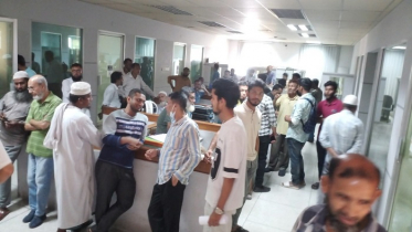 বকেয়া বেতন-বোনাস দাবিতে জনকণ্ঠে সাংবাদিকদের অবস্থান কর্মসূচি