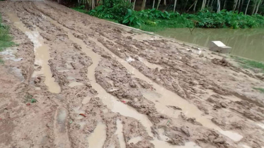 দুই কিলোমিটার কাঁচা রাস্তা, দুর্ভোগে ১১ গ্রামবাসী