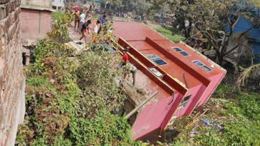 কেরানীগঞ্জে তিনতলা ভবন হেলে ডোবায়