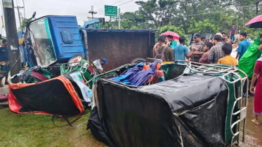 খুলনায় নিয়ন্ত্রণ হারিয়ে ইজিবাইকে ট্রাকের ধাক্কা, নিহত ২ খুলনায় নিয়ন্ত্রণ হারিয়ে ইজিবাইকে ট্রাকের ধাক্কা, নিহত ২