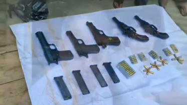 খুলনায় ৫টি বিদেশী পিস্তল ও গুলিসহ নারী আটক