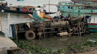 ফেরিতে ওঠার সময় নিয়ন্ত্রণ হারিয়ে ট্রাক নদীতে, নিহত ১