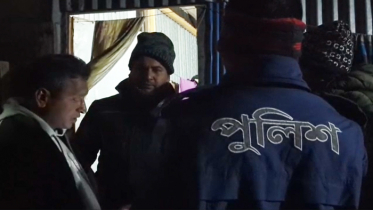 ঘরে গৃহবধূর রক্তাক্ত মরদেহের পাশে বসে কাঁদছিলেন স্বামী