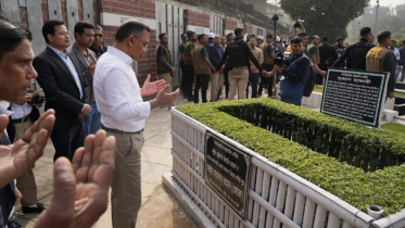 কোকোর কবর জিয়ারত করলেন তারেক রহমান