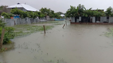 কুয়াকাটায় টানা বর্ষণে জলাবদ্ধতা, বন্দরে ৩ নম্বর সতর্ক সংকেত