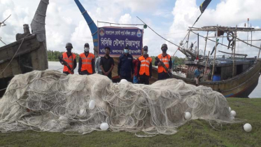 নিষেধাজ্ঞা অমান্য করে মাছ ধরায় ট্রলারসহ ২৩ জেলে আটক