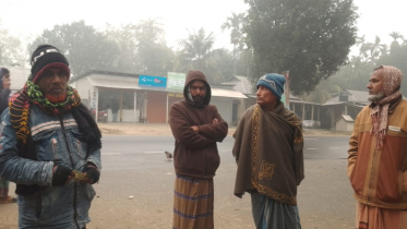 কুড়িগ্রামে বৃষ্টির মত ঝড়ছে কুয়াশা, সূর্যের দেখা নেই