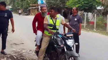 প্রধানমন্ত্রীর নির্দেশে কুষ্টিয়ার সেই শিক্ষককে বাড়ি পৌঁছে দিয়েছে পুলিশ প্রধানমন্ত্রীর নির্দেশে কুষ্টিয়ার সেই শিক্ষককে বাড়ি পৌঁছে দিয়েছে পুলিশ