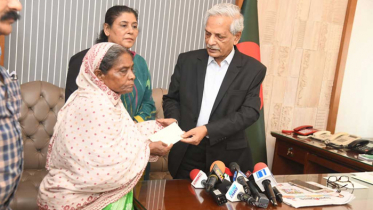 সেই ভাইরাল শিল্পী লাইলী বাউল পেলেন ৩ লাখ টাকা অনুদান সেই ভাইরাল শিল্পী লাইলী বাউল পেলেন ৩ লাখ টাকা অনুদান
