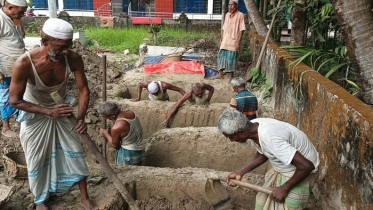 পাশাপাশি কবরে দাফন হলো স্ত্রী-সন্তানসহ মুফতি মমিনের