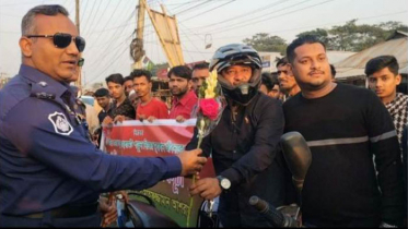 হেলমেট পরিহিত বাইক চালকদের এসপির ফুল শুভেচ্ছা