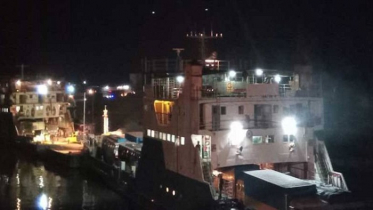 ঝোড়ো বাতাসে পাটুরিয়া-দৌলতদিয়া নৌরুটে ফেরি চলাচল বন্ধ