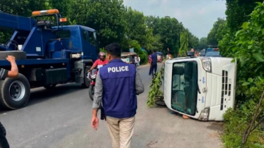 আসামি বহনকারী পিকআপভ্যান উল্টে পুলিশ সদস্য নিহত, আহত ১০ আসামি বহনকারী পিকআপভ্যান উল্টে পুলিশ সদস্য নিহত, আহত ১০