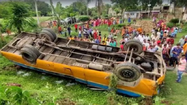 মালদহে ৭১ শিক্ষার্থী নিয়ে উল্টে গেল বাস