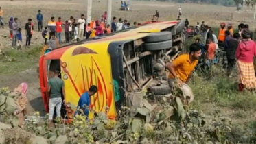 গাংনীতে যাত্রীবাহী বাস উল্টে নারী-শিশুসহ আহত ৩০