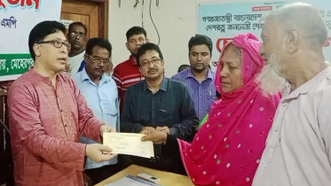 মেহেরপুরে অসহায় রোগিদের মাঝে আর্থিক সহায়তার চেক বিতরণ