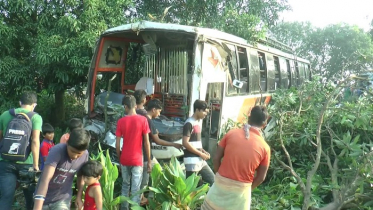 মেহেরপুরে বাস-ইটভাঙ্গা গাড়ির মুখোমুখি সংঘর্ষে নিহত ২