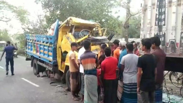 দাঁড়িয়ে থাকা কাভার্ড ভ্যানে ধাক্কা, ট্রাকচালক ও সহকারী নিহত