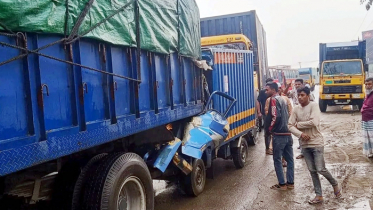 মিরসরাইয়ে ট্রাকের পেছনে কাভার্ডভ্যানের ধাক্কা, নিহত ২