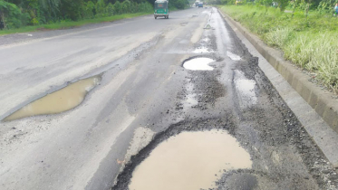 ঢাকা-চট্টগ্রাম মহাসড়কের ২৮ কিলোমিটার জুড়ে গর্তের সৃষ্টি