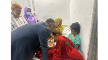 নির্যাতিত শিশু মোহনার বাবাকে চাকরি প্রদানের আশ্বাস বাণিজ্য উপদেষ্টার