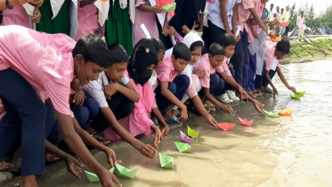 কাগজের নৌকা ভাসিয়ে সুন্দরবন দূষণের প্রতিবাদ 