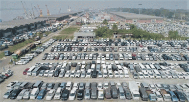 মোংলা বন্দরে পড়ে আছে অসংখ্য গাড়ি, নিলামে সাড়া নেই