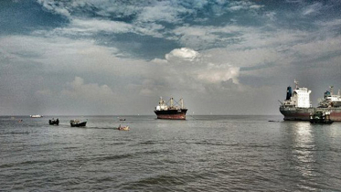 ঘূর্ণিঝড়: মোংলা বন্দর ত্যাগ করতে পারেনি ৪ বিদেশি জাহাজ