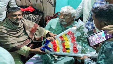 ফুল নিয়ে বিজয়ী প্রার্থীর বাসায় গেলেন শিশির মনির