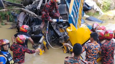 মৌলভীবাজারে ব্রিজের রেলিং ভেঙে তেলবাহী ট্রাক খাদে, চালক নিহত মৌলভীবাজারে ব্রিজের রেলিং ভেঙে তেলবাহী ট্রাক খাদে, চালক নিহত