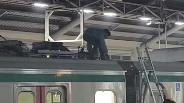 মেট্রো রেলের ছাদে উঠলেন দুই ব্যক্তি, চলাচল বন্ধ মেট্রো রেলের ছাদে উঠলেন দুই ব্যক্তি, চলাচল বন্ধ