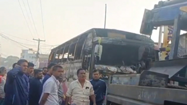 ময়মনসিংহে বাসে আগুন, পুড়ে মারা গেলেন চালক