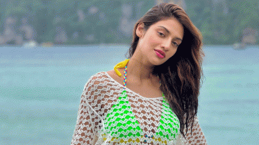 নীল বাতি বিতর্কে অভিনেত্রী নুসরাত জাহান