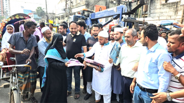 ছিন্নমূলের মাঝে ঈদের হাসি, পাঞ্জাবি বিতরণ করলেন রাকিব