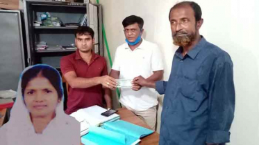 নওগাঁয় সড়ক দুর্ঘটনায় নিহত নারীর ৩ লাখ টাকার ঋণ মওকুফ 