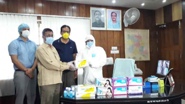 নওগাঁয় বিচারকদের মাঝে স্বাস্থ্য সুরক্ষা সামগ্রী প্রদান
