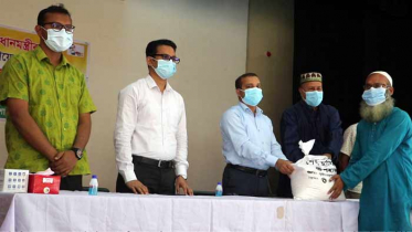 প্রধানমন্ত্রীর মানবিক খাদ্য সহায়তা পেল নওগাঁর ২০০ পরিবার  