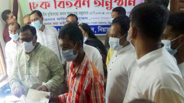 নওগাঁয় দুঃস্থ-অসহায়দের মধ্যে প্রধানমন্ত্রীর চেক বিতরণ