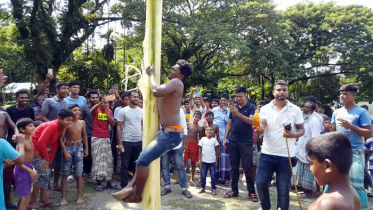 চিত্রা নদীর পাড়ে গ্রামীণ উৎসবে মেতেছে গ্রামবাসী