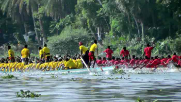 ‘এস এম সুলতান নৌকাবাইচ’ প্রতিযোগিতায় হাজারো মানুষের ঢল