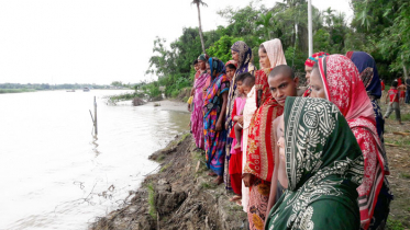 নড়াইলে নদী ভাঙন প্রতিরোধে মানববন্ধন 