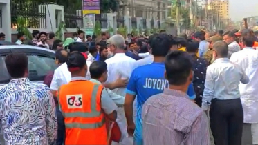 অটোপাস দাবিতে ফের হামলার শিকার জাতীয় বিশ্ববিদ্যালয়ের উপাচার্য