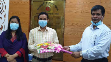 নাটোরে করোনা জয়ী এসিল্যান্ডকে ডিসির ফুলেল শুভেচ্ছা