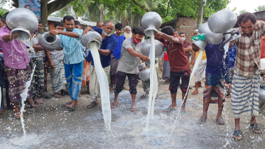 ন্যায্যমূল্য না পাওয়ায় দুধ ফেলে খামারীদের প্রতিবাদ