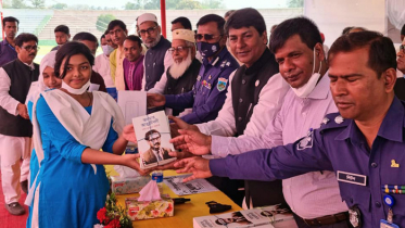 চার হাজার শিক্ষার্থীর মাঝে বঙ্গবন্ধুর অসমাপ্ত আত্মজীবনী বই বিতরণ