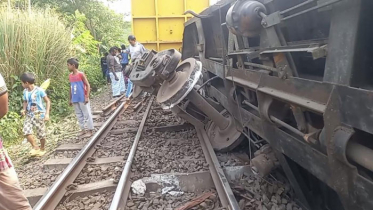 নাটোরে ট্রেন লাইনচ্যুত, ঢাকার সঙ্গে রেল যোগাযোগ বন্ধ