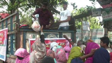 নাটোরে ব্যক্তি উদ্যোগে কম মূল্যে খাদ্যদ্রব্য সরবরাহ