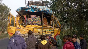 নাটোরে দুই ট্রাকে সংঘর্ষ, চালক-হেলপার নিহত